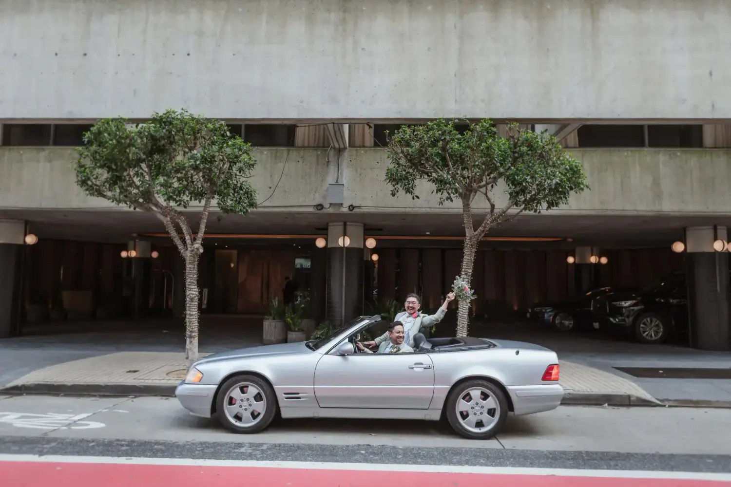 A San Francisco City Hall wedding with a convertible getaway